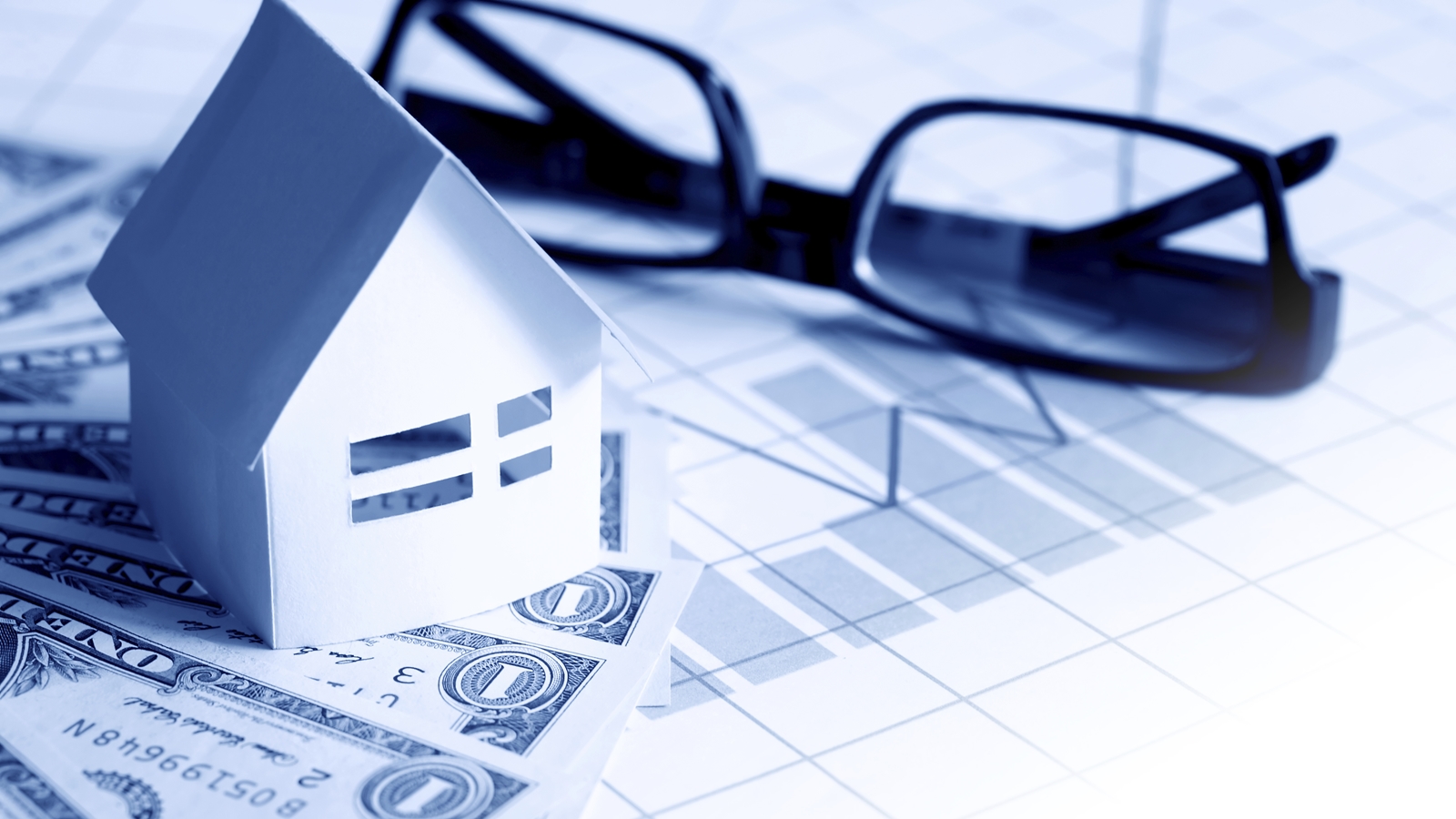 Unterlagen und Hausmodell zur Immobilienverwaltung